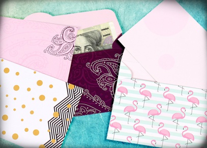 Barevné obálky svou velikostí přesně odpovídají bankovkám i dárkovým voucherům