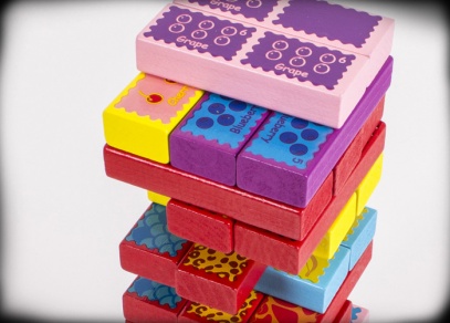 Variabilní hra, kterou lze hrát klasicky, ale s jejími kameny se dá hrát domino a pexeso