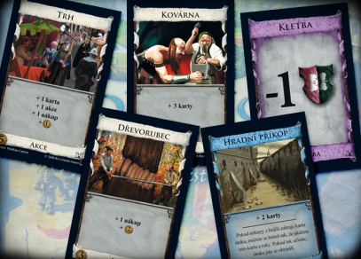 Některé z 500 karet strategické hry Dominion